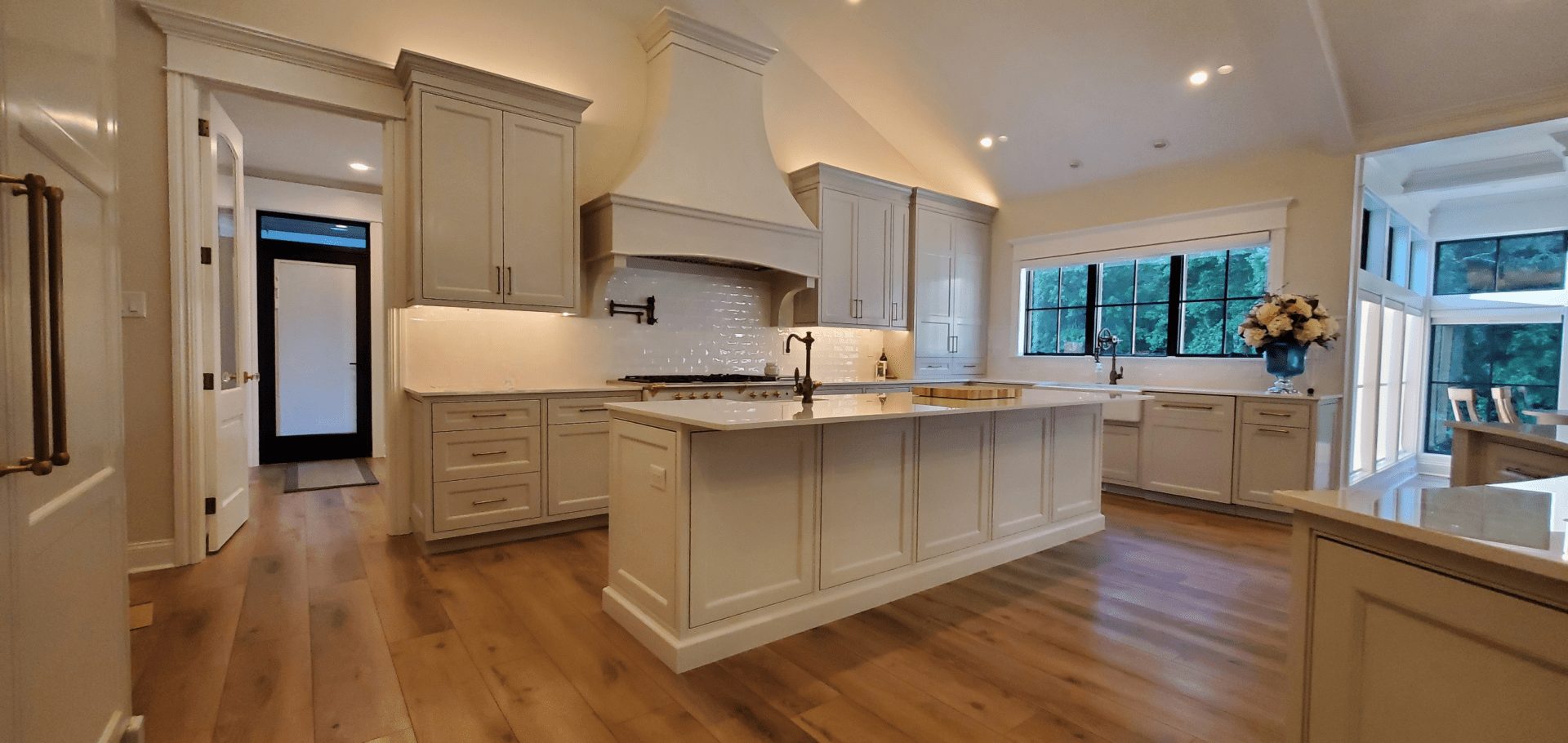 An L Shape Kitchen Cabinet Space With an Island